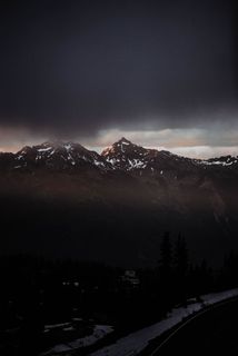 黑色天空下铺砌的道路