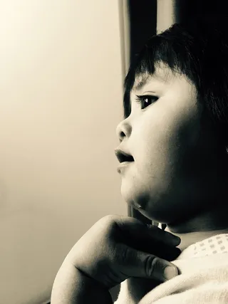 孩子，看，女孩，脸，黑白，肖像，室内，一个人