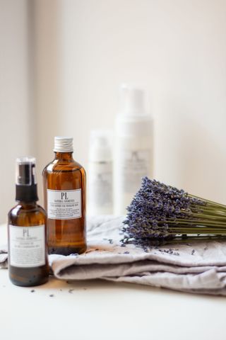 油瓶旁的薰衣草花