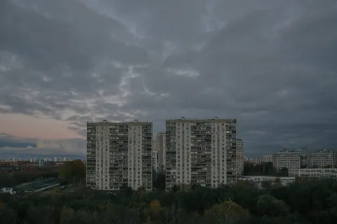 白色和棕色混凝土建筑 白色和棕色混凝土建筑