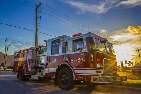运输系统、公共汽车、车辆、汽车、卡车、消防车、运输、天空
