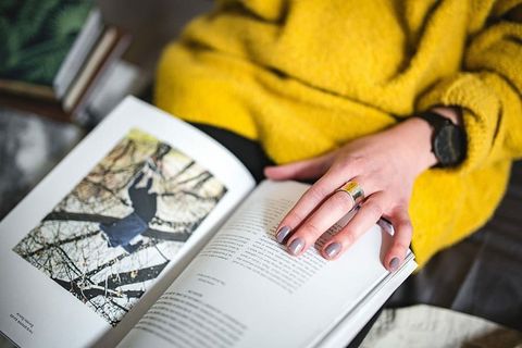 躺在床上看杂志的年轻女子