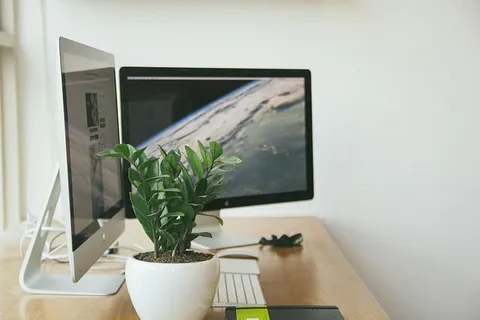 房间里棕色桌子上的银色Imac 房间里棕色桌子上的银色Imac