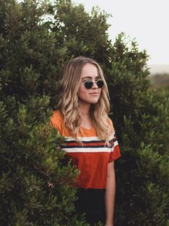 灌木丛中的女人，女人，站立，植物，肖像，灌木丛，人物，模特