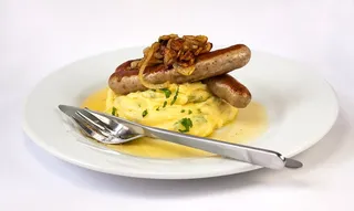 香肠、土豆泥、烤洋葱、膳食、宫廷、主菜、食品、食品和饮料