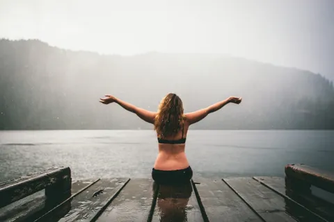 坐在木码头上的女人 坐在木码头上的女人