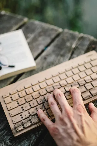 木制键盘上的男性手