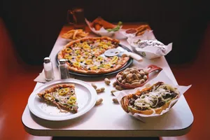 桌子上的披萨、熟的、食物、白色、陶瓷、盘子、食物、餐
