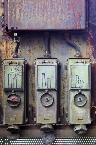 特写摄影三个灰色断路器