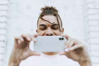 手持白色电话的男子