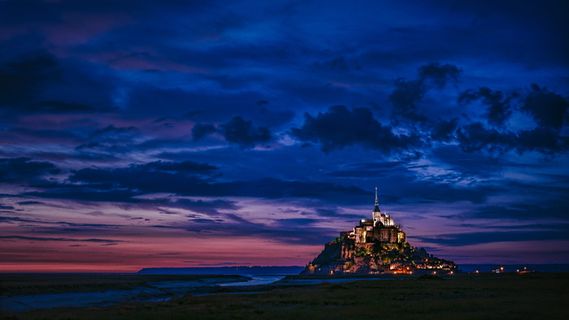 夜晚灯火通明的城堡