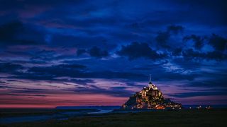 夜晚灯火通明的城堡