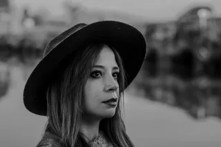 戴黑帽子的女人拍照