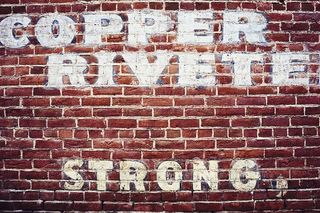 白色，铜铆钉砖艺术，铜，铆钉，坚固，绘画，涂鸦，红色