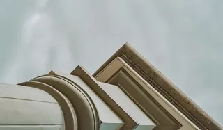 面对雨天的白色混凝土基座柱