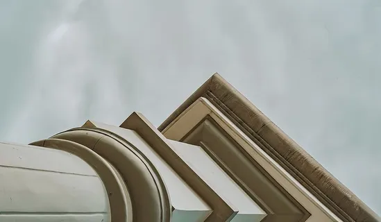 面对雨天的白色混凝土基座柱 面对雨天的白色混凝土基座柱