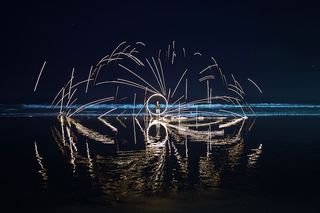 黑暗，夜晚，海滩，大海，水，海洋，波浪，倒影，火舞