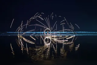 黑暗，夜晚，海滩，大海，水，海洋，波浪，倒影，火舞