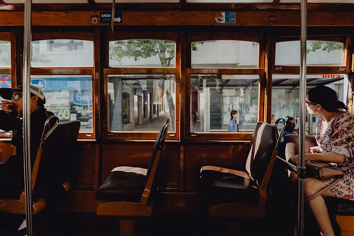 葡萄牙里斯本街头著名的复古黄色28有轨电车