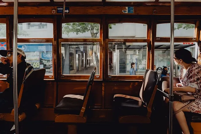 葡萄牙里斯本街头著名的复古黄色28有轨电车