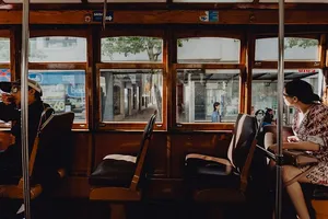 葡萄牙里斯本街头著名的复古黄色28有轨电车