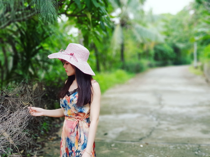 抚摸枯萎植物的女人