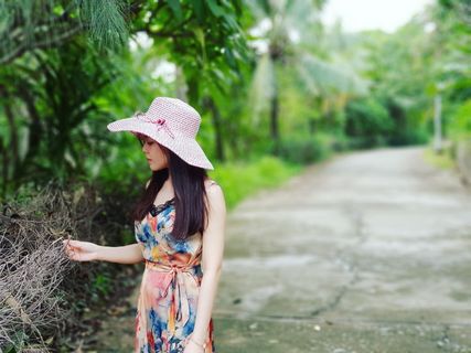抚摸枯萎植物的女人 抚摸枯萎植物的女人