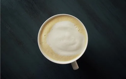 黑色表面上的白色陶瓷杯 黑色表面上的白色陶瓷杯