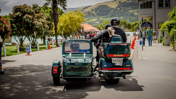Sidecar，Moto，Street，transportation，Incidential people，摩托车，道路，汽车