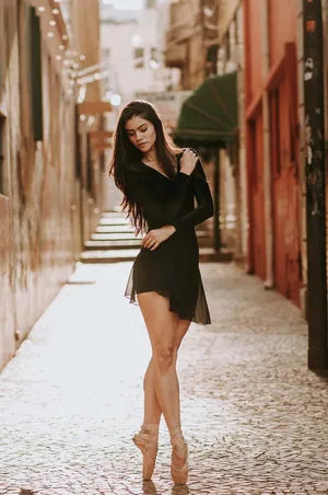 站在巷子中间的女人