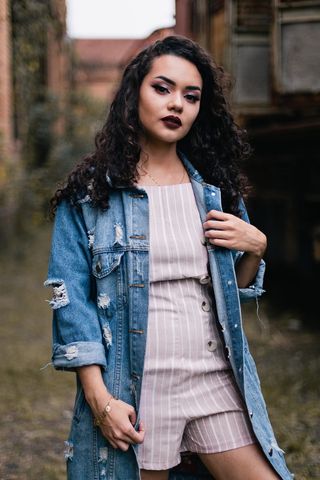 身穿蓝色牛仔纽扣夹克的女士的照片