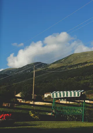 意大利、圣泽诺迪蒙塔尼亚、跷跷板、自然、太阳、天空、山脉、大自然之美