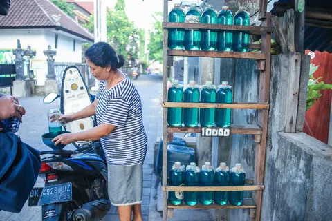 零售、成人、站立、真人、休闲服装、女性、白天、男性