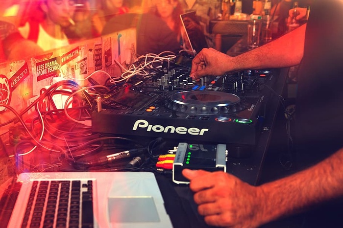 person，playing，black，先锋dj转盘，旁边，macbook，pro，club
