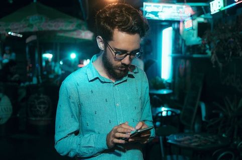 男人，人，夜晚，智能手机，手机，电子产品，手机，手机