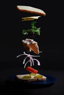 蓝色盘子上的蔬菜沙漏 蓝色盘子上的蔬菜沙漏