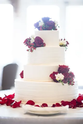 白色四层方丹蛋糕