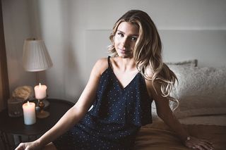 床上的女人在烛光下的照片