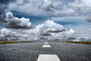 低云笼罩着高速公路和公路