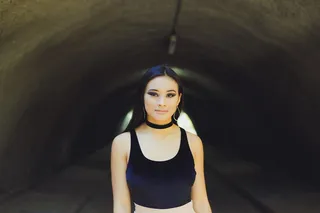 身穿黑色圆领背心的女性照片