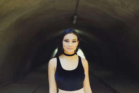 身穿黑色圆领背心的女性照片 身穿黑色圆领背心的女性照片