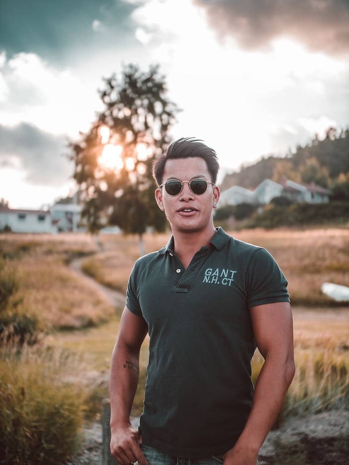 站在草地上的男人