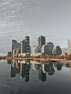 加拿大多伦多，海军陆战队阅兵道，城市，亨伯湾，湖泊，树木，水