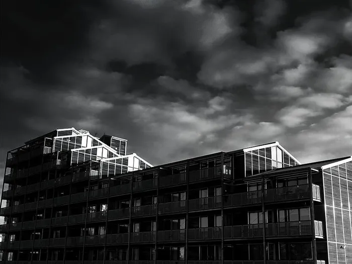 黑白、天空、云、玻璃、公寓楼、建筑设计、建筑、阳台
