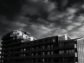 黑白、天空、云、玻璃、公寓楼、建筑设计、建筑、阳台