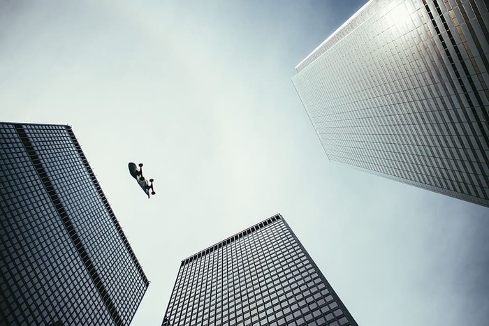 摩天大楼空中滑板的透视图