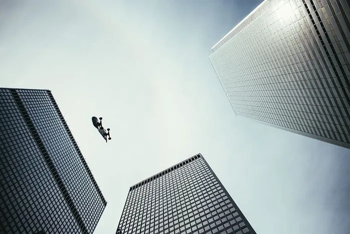 摩天大楼空中滑板的透视图