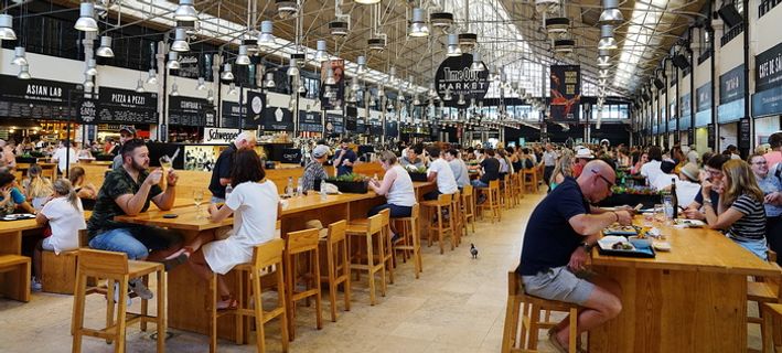 人，坐着，棕色，木制，桌子，里面，灰色，建筑