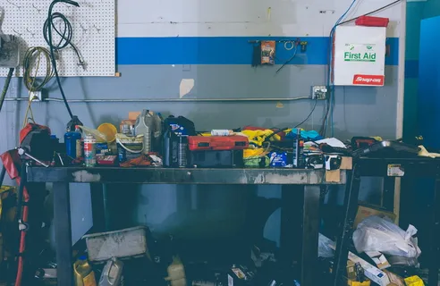 工作台上的各种彩色手持工具 工作台上的各种彩色手持工具
