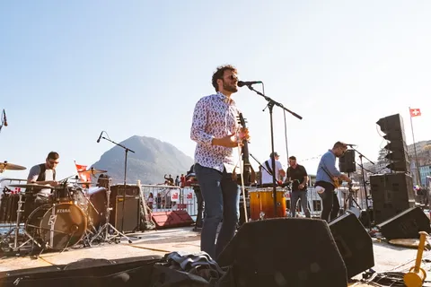 乐队在舞台上演奏的照片